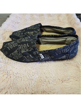 TOMS Classic Canvas Slip On Shoes Mens Size 10 Black Print Be The Change NWOT